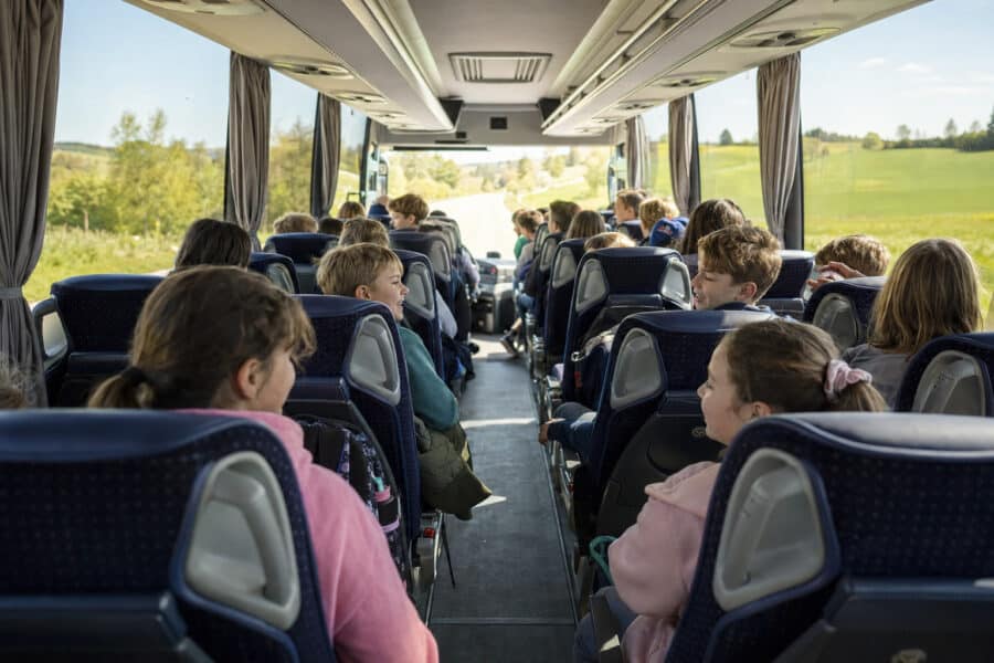 Herzkrankes Kind darf mit auf Klassenfahrt: Gericht stärkt Teilhabe