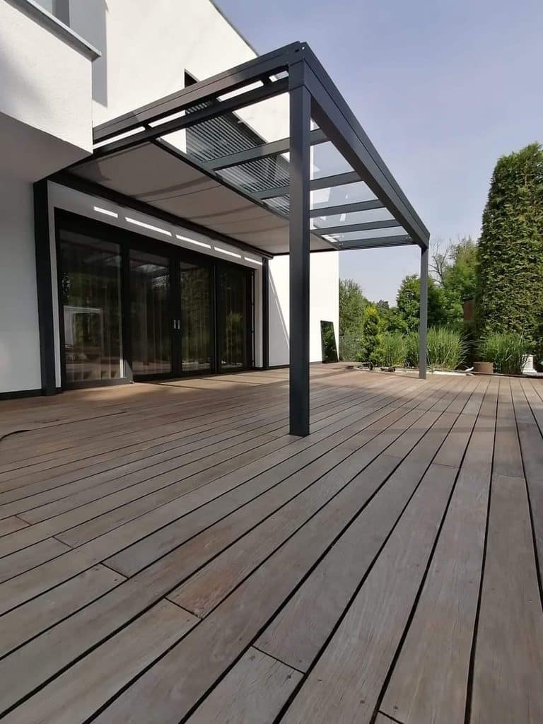 HST Hebeschiebetüre als Zugang zu einer Terrasse.
