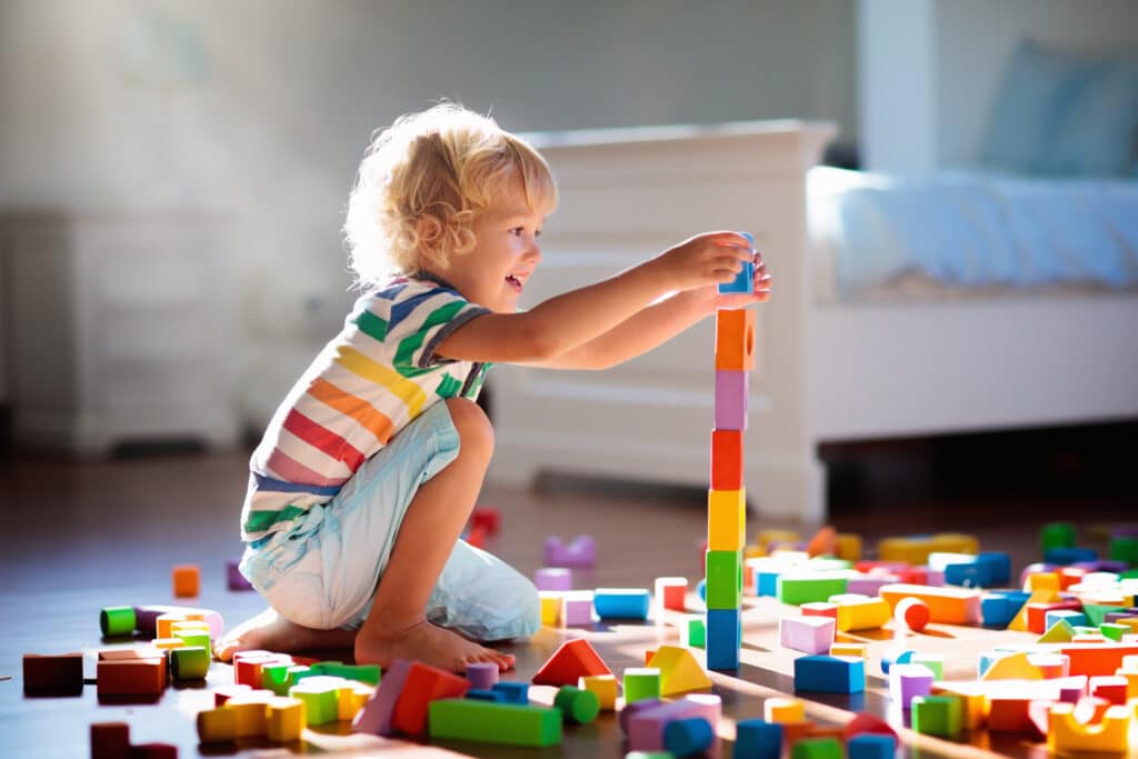 Kind spielt im Kinderzimmer