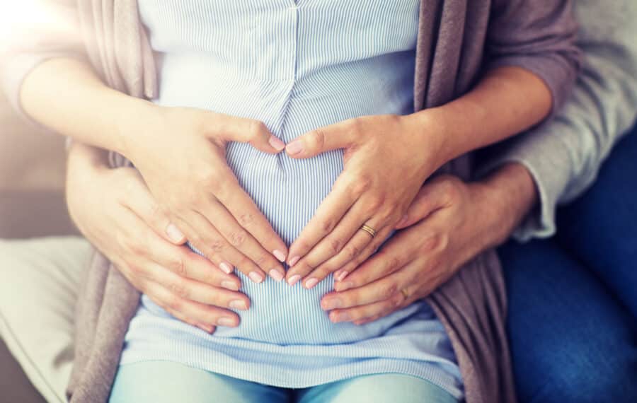 Schilddrüse in der Schwangerschaft: Risiken erkennen, dein Baby schützen