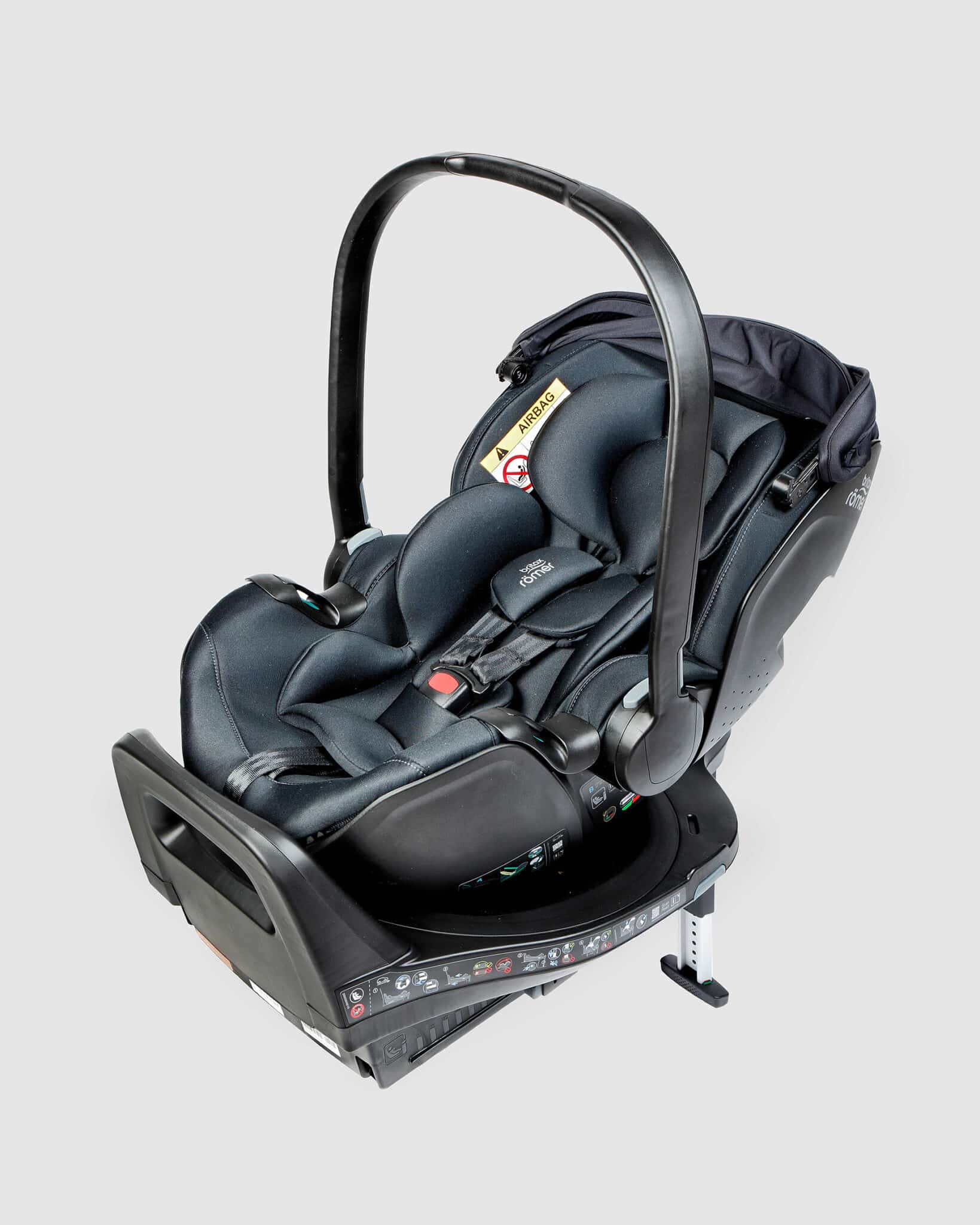 Britax Römer Baby-Safe Pro mit Vario Base 5Z in einer Produktaufnahme auf neutralem grauem Hintergrund.