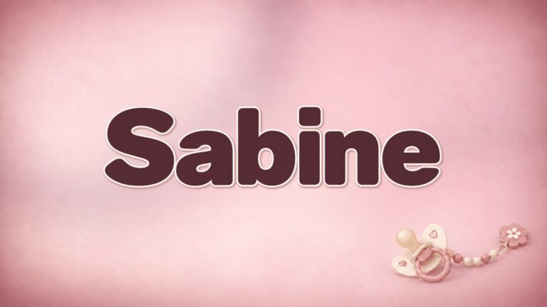 Vorname Sabine in bordeauxfarbener Schrift auf altrosafarbenem Hintergrund mit Schnullerkette